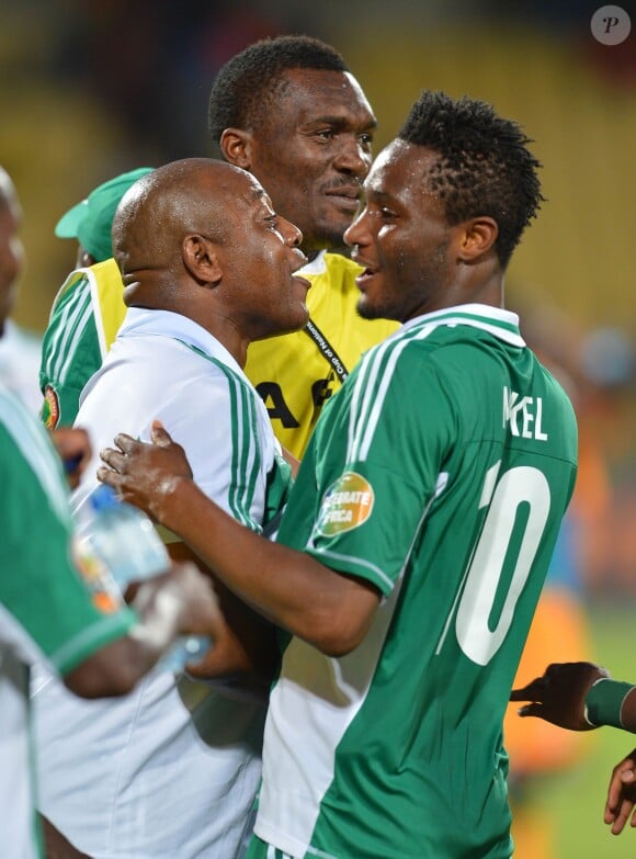 Stephen Keshi et John Obi Mikel fêtent la victoire du Nigéria en finale de la CAN 2013, le 11 février 2013 à Johannesburg. L'ancien capitaine et sélectionneur des Super Eagles est mort à 54 ans dans la nuit du 7 au juin 2016.
