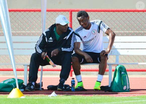 Stephen Keshi et John Obi Mikel lors de l'entraînement du Nigéria avant le huitième de finale du Nigéria face à la France. L'ancien capitaine et sélectionneur des Super Eagles est mort à 54 ans dans la nuit du 7 au juin 2016.