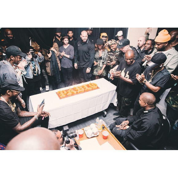 Kanye West fête son 39e anniversaire dans les coulisses du MetLife Stadium à East Rutherford, lors du concert HOT97 Summer Jam. Photo publiée le 6 juin 2016.