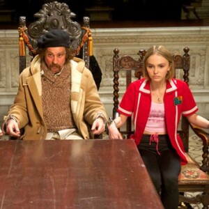 Harley Quinn Smith et Lily-Rose Depp entourent Johnny Depp, méconnaissable, dans Yoga Hosers.