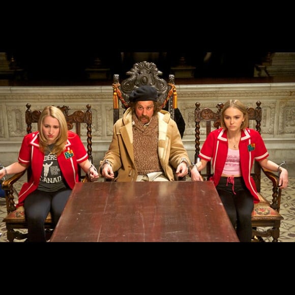 Harley Quinn Smith et Lily-Rose Depp entourent Johnny Depp, méconnaissable, dans Yoga Hosers.