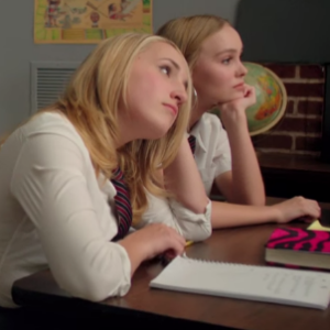 Lily-Rose Depp et Harley Quinn Smith dans Yoga Hosers