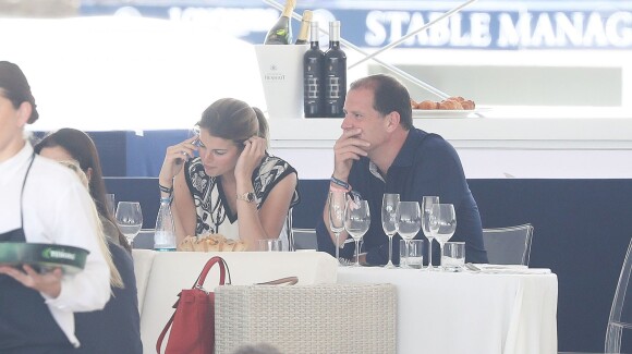 Athina Onassis déjeune avec un ami lors du jumping "Longines Athina Onassis" à Saint-Tropez le 4 juin 2016 ou Doda était également présent.