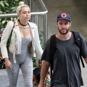 Liam Hemsworth et Miley Cyrus prennent un vol à Brisbane en Australie le 1er mai 2016.