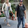Liam Hemsworth et Miley Cyrus prennent un vol à Brisbane en Australie le 1er mai 2016.