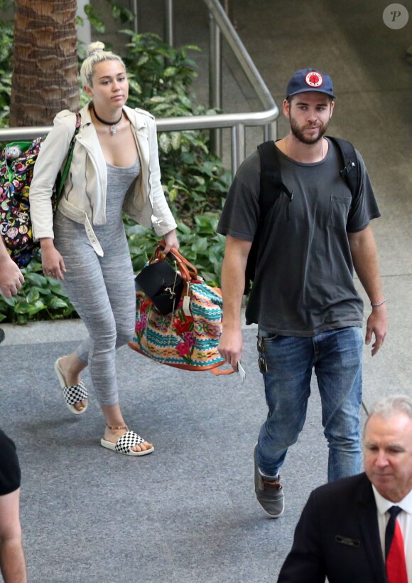 Liam Hemsworth et Miley Cyrus prennent un vol à Brisbane en Australie le 1er mai 2016.