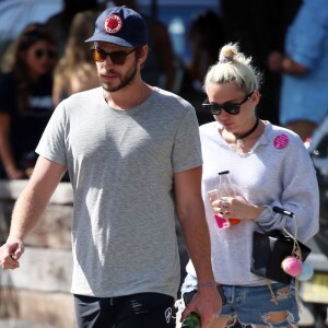 Liam Hemsworth et Miley Cyrus vont prendre le petit-déjeuner à Byron Bay en Australie, le 28 avril 2016.