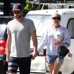 Liam Hemsworth et Miley Cyrus vont prendre le petit-déjeuner à Byron Bay en Australie, le 28 avril 2016.