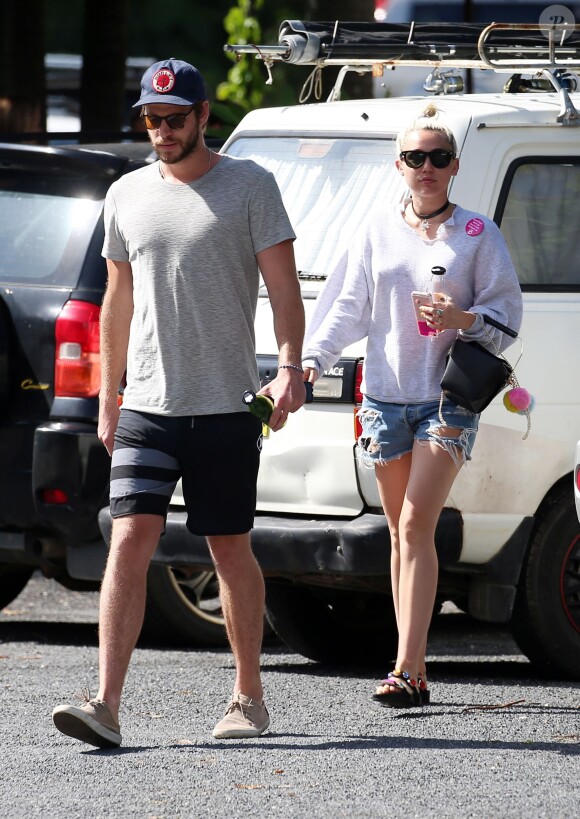 Liam Hemsworth et Miley Cyrus vont prendre le petit-déjeuner à Byron Bay en Australie, le 28 avril 2016.