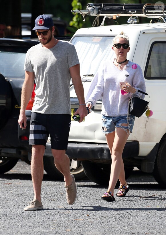Liam Hemsworth et Miley Cyrus vont prendre le petit-déjeuner à Byron Bay en Australie, le 28 avril 2016.