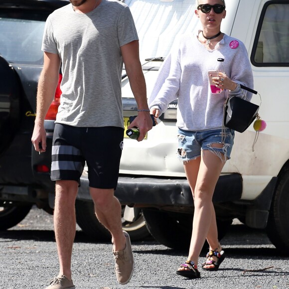 Liam Hemsworth et Miley Cyrus vont prendre le petit-déjeuner à Byron Bay en Australie, le 28 avril 2016.