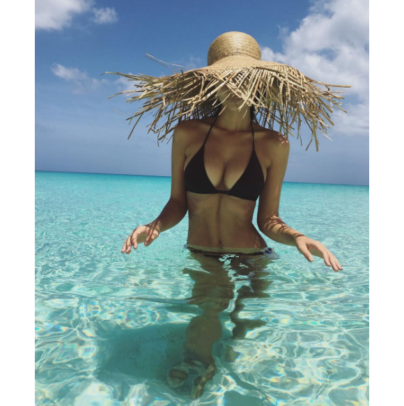 Emily Ratajkowski est parti dans les Caraïbes pour son 25e anniversaire. Elle a publié des photos torrides d'elle en maillot de bain sur sa page Instagram, au début du mois de juin 2016