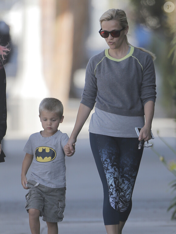Reese Witherspoon et ses enfants Ava et Tennessee à Santa Monica le 3 mai 2016.
