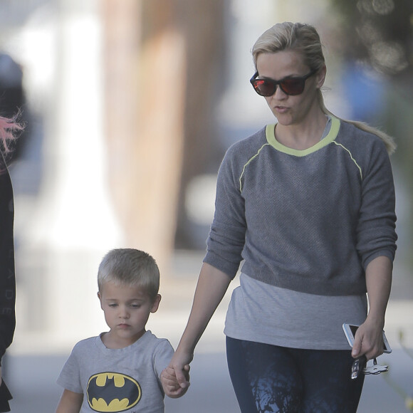 Reese Witherspoon et ses enfants Ava et Tennessee à Santa Monica le 3 mai 2016.