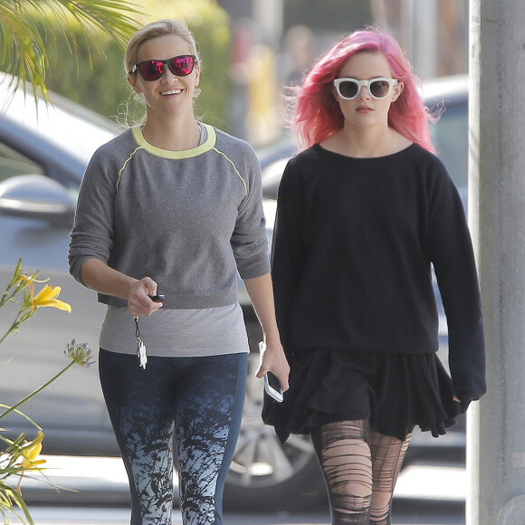 Reese Witherspoon et ses enfants Ava et Tennessee à Santa Monica le 3 mai 2016.