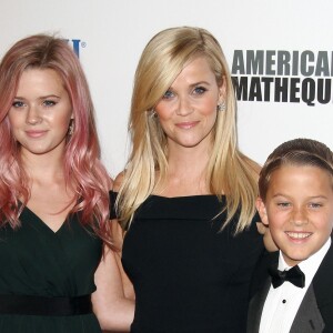Reese Witherspoon avec ses enfants Ava Phillippe et Deacon Phillippe à la soirée American Cinematheque Award en l'honneur de Reese Witherspoon à l’hôtel The Hyatt Regency à Century City, le 30 novembre 2015