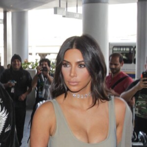 Kim Kardashian et Kanye West arrivent à l'aéroport de Los Angeles (LAX), le 12 juin 2016. Kim Kardashian and Kanye West arrive at Los Angeles airport (LAX).