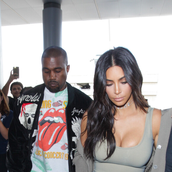 Kim Kardashian et Kanye West arrivent à l'aéroport de Los Angeles (LAX), le 12 juin 2016. Kim Kardashian and Kanye West arrive at Los Angeles airport (LAX).