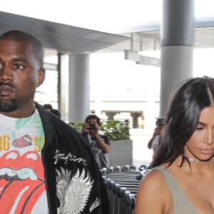 Kim Kardashian et Kanye West arrivent à l'aéroport de Los Angeles (LAX), le 12 juin 2016. Kim Kardashian and Kanye West arrive at Los Angeles airport (LAX).