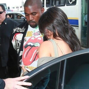 Kim Kardashian et Kanye West arrivent à l'aéroport de Los Angeles (LAX), le 12 juin 2016. Kim Kardashian and Kanye West arrive at Los Angeles airport (LAX).