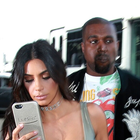 Kim Kardashian et Kanye West arrivent à l'aéroport de Los Angeles (LAX), le 12 juin 2016. Kim Kardashian and Kanye West arrive at Los Angeles airport (LAX).