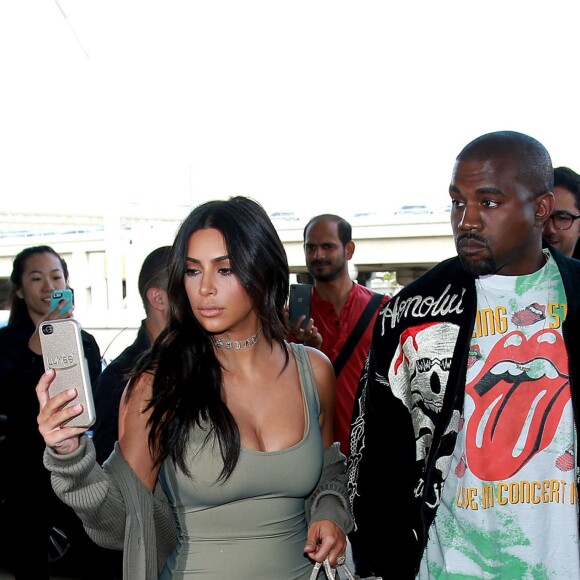 Kim Kardashian et Kanye West arrivent à l'aéroport de Los Angeles (LAX), le 12 juin 2016. Kim Kardashian and Kanye West arrive at Los Angeles airport (LAX).