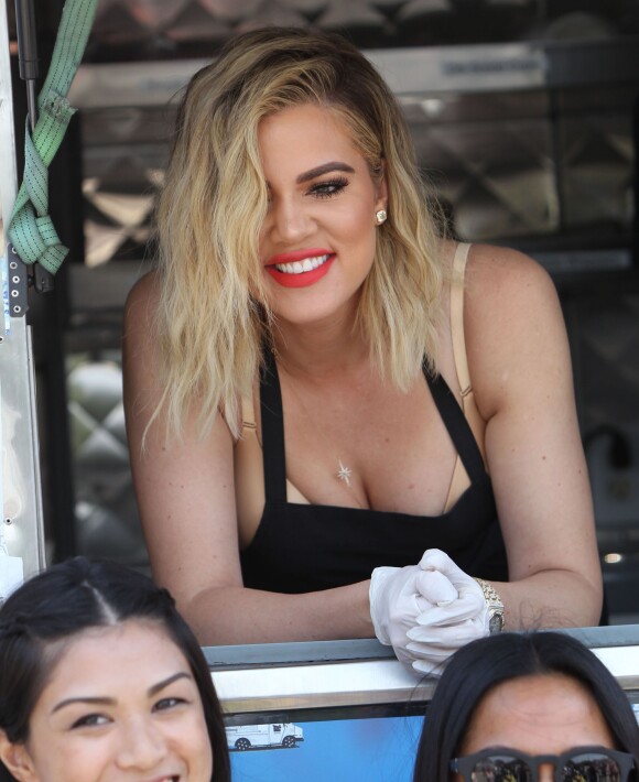 Khloe Kardashian offre des glaces derrière le comptoir d'un van à Los Angeles, le 8 juin 2016