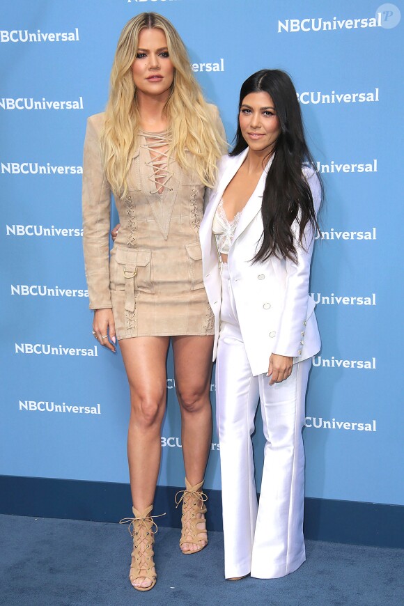 Khloe Kardashian et sa soeur Kourtney au photocall de l'événement "NBC Universal Upfront" au Rockfeller Center à New York le 16 mai 2016. © Sonia Moskowitz/Globe Photos via ZUMA Wire / Bestimage