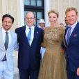 La princesse Charlene et le prince Albert de Monaco avec Martin Henderson et Kevin McKidd de Grey's Anatomy lors du cocktail organisé le 14 juin 2016 dans la cour du palais princier en marge du 56e Festival de Télévision de Monte-Carlo. © Pool Festival TV Monaco / BestImage
