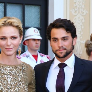 La princesse Charlene et le prince Albert de Monaco avec Jack Falahee (héros de la série Murder) lors du cocktail organisé le 14 juin 2016 dans la cour du palais princier en marge du 56e Festival de Télévision de Monte-Carlo. © Pool Festival TV Monaco / BestImage