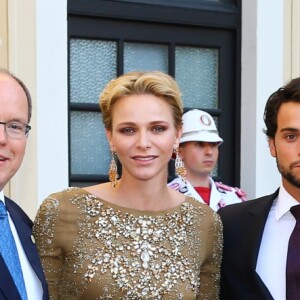 La princesse Charlene et le prince Albert de Monaco avec Jack Falahee (héros de la série Murder) lors du cocktail organisé le 14 juin 2016 dans la cour du palais princier en marge du 56e Festival de Télévision de Monte-Carlo. © Pool Festival TV Monaco / BestImage