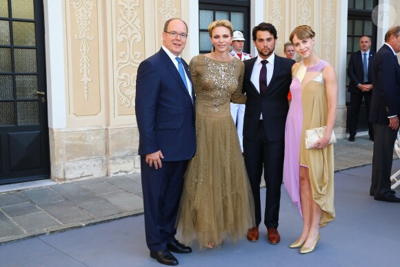 La princesse Charlene et le prince Albert de Monaco avec Jack Falahee (héros de la série Murder) lors du cocktail organisé le 14 juin 2016 dans la cour du palais princier en marge du 56e Festival de Télévision de Monte-Carlo. © Pool Festival TV Monaco / BestImage