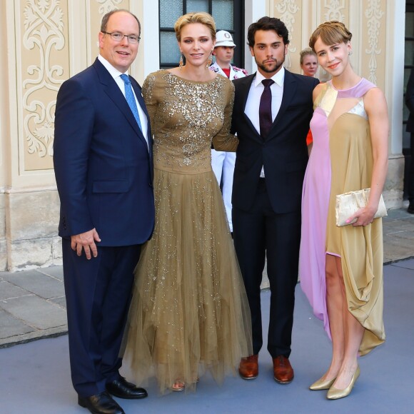 La princesse Charlene et le prince Albert de Monaco avec Jack Falahee (héros de la série Murder) lors du cocktail organisé le 14 juin 2016 dans la cour du palais princier en marge du 56e Festival de Télévision de Monte-Carlo. © Pool Festival TV Monaco / BestImage