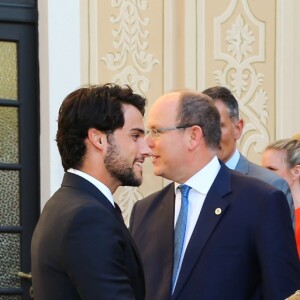 La princesse Charlene et le prince Albert de Monaco avec Jack Falahee (héros de la série Murder) lors du cocktail organisé le 14 juin 2016 dans la cour du palais princier en marge du 56e Festival de Télévision de Monte-Carlo. © Pool Festival TV Monaco / BestImage