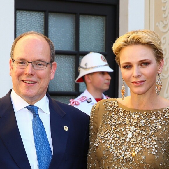 La princesse Charlene et le prince Albert de Monaco avec Colin Donnell et sa femme Patti lors du cocktail organisé le 14 juin 2016 dans la cour du palais princier en marge du 56e Festival de Télévision de Monte-Carlo. © Pool Festival TV Monaco / BestImage