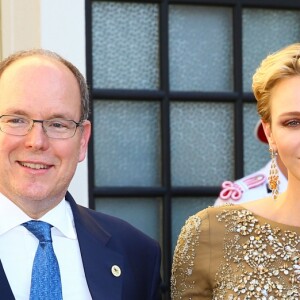 La princesse Charlene et le prince Albert de Monaco avec Danny Glover et sa femme Eliane lors du cocktail organisé le 14 juin 2016 dans la cour du palais princier en marge du 56e Festival de Télévision de Monte-Carlo. © Pool Festival TV Monaco / BestImage