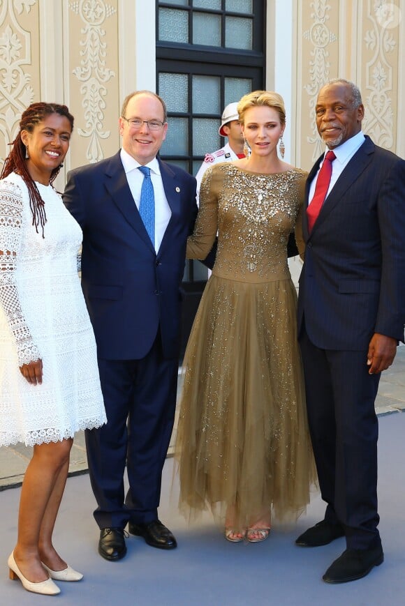 La princesse Charlene et le prince Albert de Monaco avec Danny Glover et sa femme Eliane lors du cocktail organisé le 14 juin 2016 dans la cour du palais princier en marge du 56e Festival de Télévision de Monte-Carlo. © Pool Festival TV Monaco / BestImage