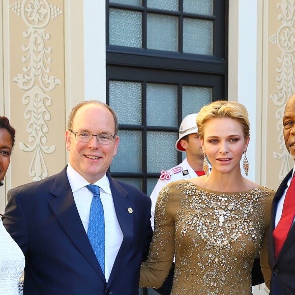 La princesse Charlene et le prince Albert de Monaco avec Danny Glover et sa femme Eliane lors du cocktail organisé le 14 juin 2016 dans la cour du palais princier en marge du 56e Festival de Télévision de Monte-Carlo. © Pool Festival TV Monaco / BestImage