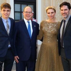 La princesse Charlene et le prince Albert de Monaco avec Thomas Gibson et son fils lors du cocktail organisé le 14 juin 2016 dans la cour du palais princier en marge du 56e Festival de Télévision de Monte-Carlo. © Pool Festival TV Monaco / BestImage