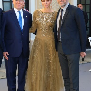 La princesse Charlene et le prince Albert de Monaco avec Thomas Gibson lors du cocktail organisé le 14 juin 2016 dans la cour du palais princier en marge du 56e Festival de Télévision de Monte-Carlo. © Pool Festival TV Monaco / BestImage