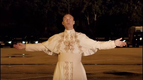 Jude Law est le Pape : Premières images déjà sulfureuses du Young Pope...