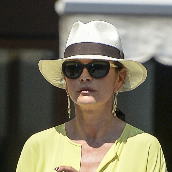 Catherine Zeta-Jones fait du shopping avec sa mère Patricia Fair et sa fille Carys à Palma de Majorque, le 30 juin 2015.