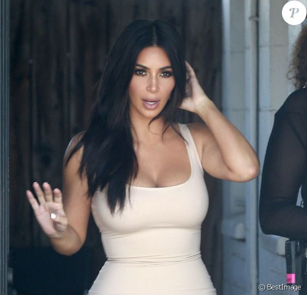 Kim Kardashian à la sortie d'un immeuble à Van Nuys, le 3 juin 2016