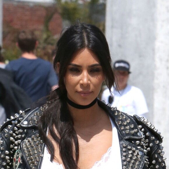 Kim Kardashian est allée à un rendez-vous d'affaires avec la compagnie SnapChat à Santa Monica. Elle ressort de l’immeuble avec sa soeur Kourtney accompagnée de son fils Mason. Le 31 mai 2016