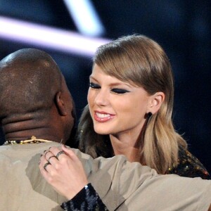 Kanye West reçoit un prix des mains de Taylor Swift lors des MTV Video Music Awards, le 30 août 2015