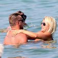 Amélie Neten (Star de Secret Story 4 et les Anges de la téléréalité) et son compagnon Philippe Leonard (ex-footballeur) en vacances à la plage l'Eden à Saint-Tropez, le 11 août 2015.