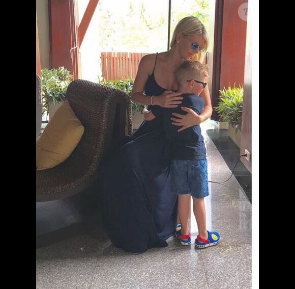 Amélie Neten : Moment complice avec son fils Hugo, en Thaïlande