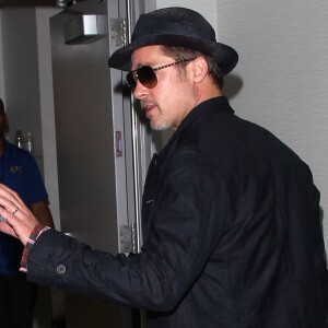 Brad Pitt arrive à l'aéroport LAX de Los Angeles pour prendre un avion. Malgré les rumeurs de divorce qui courent, l'acteur continue de porter son alliance. Le 15 juin 2016