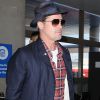Brad Pitt arrive à l'aéroport LAX de Los Angeles pour prendre un avion. Malgré les rumeurs de divorce qui courent, l'acteur continue de porter son alliance. Le 15 juin 2016