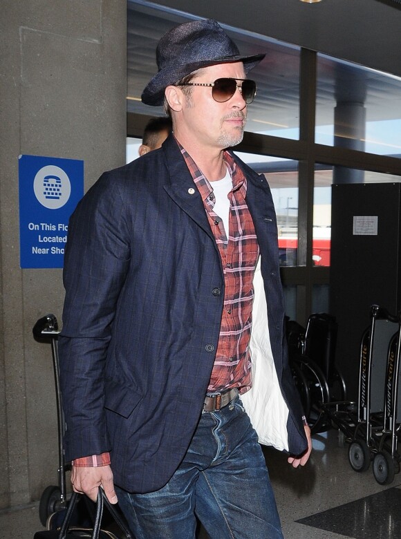 Brad Pitt arrive à l'aéroport LAX de Los Angeles pour prendre un avion. Malgré les rumeurs de divorce qui courent, l'acteur continue de porter son alliance. Le 15 juin 2016